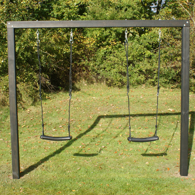 Nordic Play Alma Gyngestativ Sort Grundmalet Inkl    Sorte Gynger   210   240 Cm